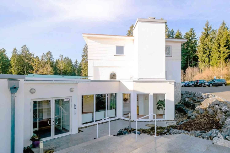 Au&szlig;enansicht der Oberberg Fachklinik Scheidegg im Allg&auml;u