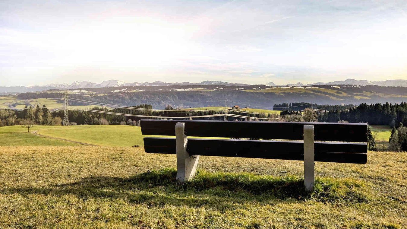 Bank mit Blick auf eine weite Landschaft im Allg&auml;u
