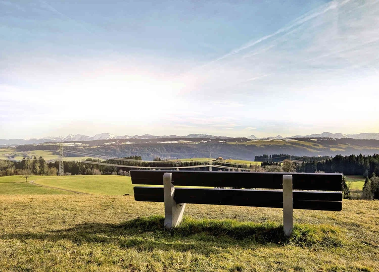 Bank mit Blick auf eine weite Landschaft im Allg&auml;u
