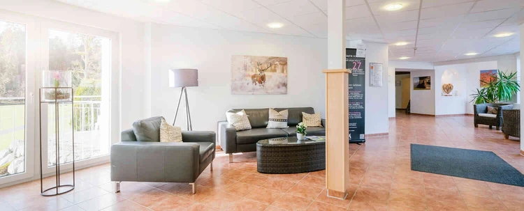 Helle Lobby mit Sitzbereich und offener Raumgestaltung