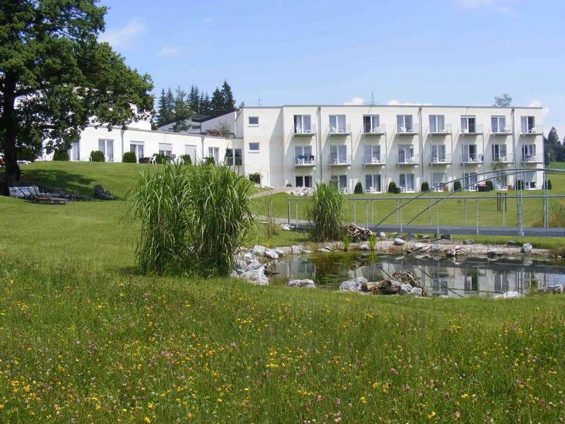 Au&szlig;enansicht der Oberberg Fachklinik Scheidegg im Allg&auml;u mit Gr&uuml;nfl&auml;che