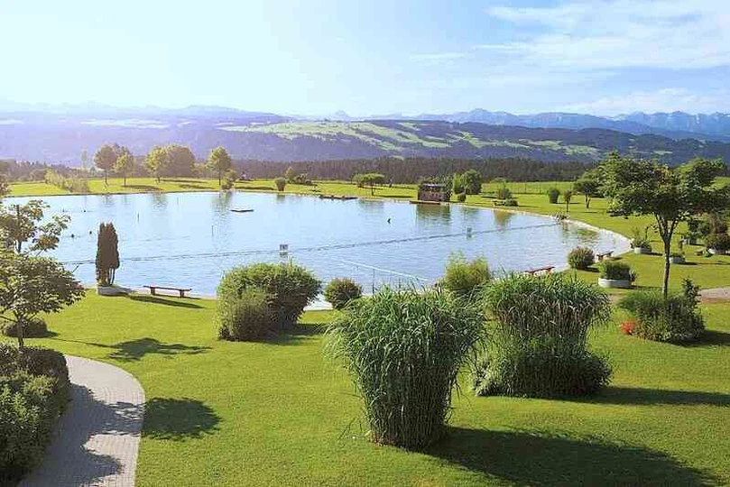 Naturbad mit Blick auf die Alpenlandschaft