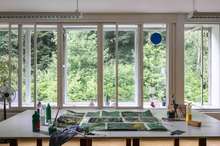 Heller Therapieraum mit gro&szlig;en Tischen und Kunstmaterialien