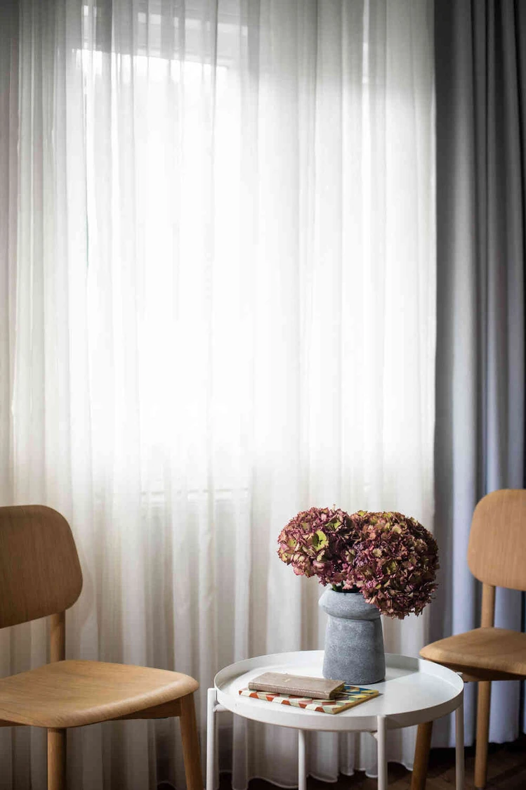 Sitzecke am Fenster in einem Patientenzimmer