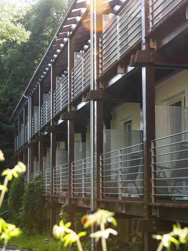 Au&szlig;enaufnahme der Oberberg Fachklinik Schwarzwald mit Balkonen
