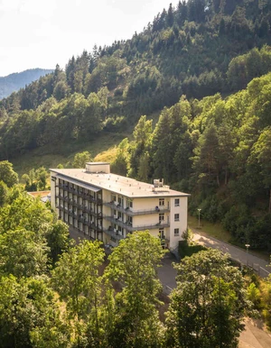 Luftbild der Oberberg Fachklinik Schwarzwald mit angrenzenden W&auml;ldern und Bergen