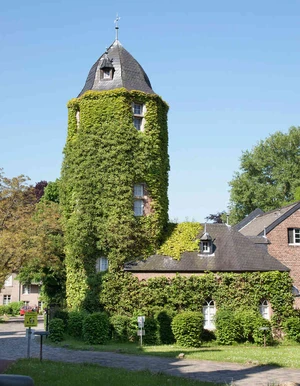 Au&szlig;enansicht der Oberberg Fachklinik Wasserschl&ouml;sschen mit historischem Geb&auml;ude