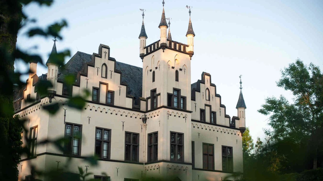 Blick auf das historisches Geb&auml;ude der Oberberg Fachklinik Wasserschl&ouml;sschen