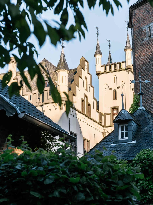 Historisches Geb&auml;ude mit Turm und Fassadenbegr&uuml;nung