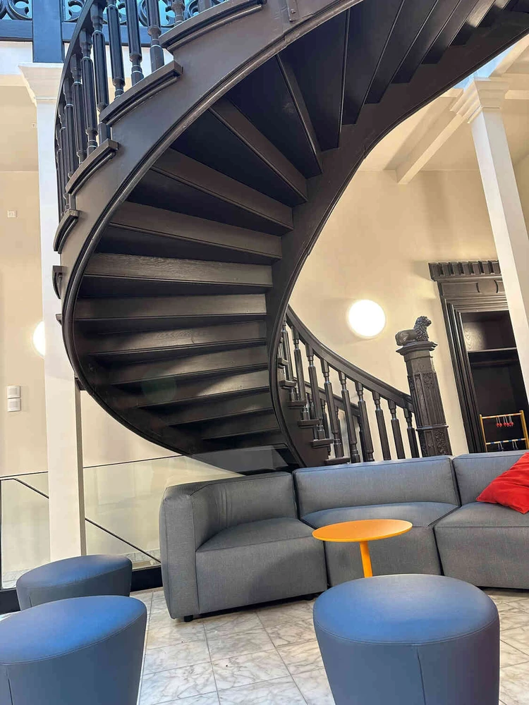Sitzgruppe mit gro&szlig;er Wendeltreppe