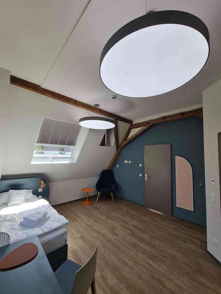 Patientenzimmer mit Bett und Schreibtisch