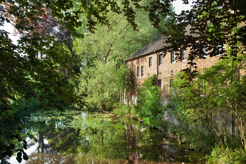 Au&szlig;enansicht der Oberberg Fachklinik Wasserschl&ouml;sschen im Gr&uuml;nen