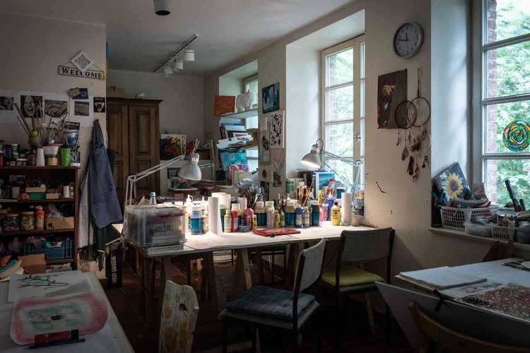Kreativraum mit Arbeitstischen und Materialien