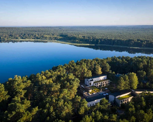 Luftaufnahme der Oberberg Fachklinik Berlin Brandenburg zwischen Wald und See