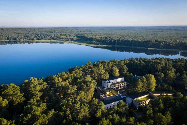 Luftaufnahme der Oberberg Fachklinik Berlin Brandenburg zwischen Wald und See