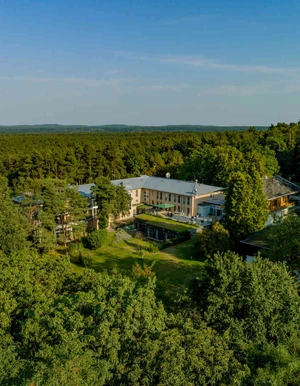 Luftaufnahme der Oberberg Fachklinik Potsdam mit Gartenanlage inmitten von Wald