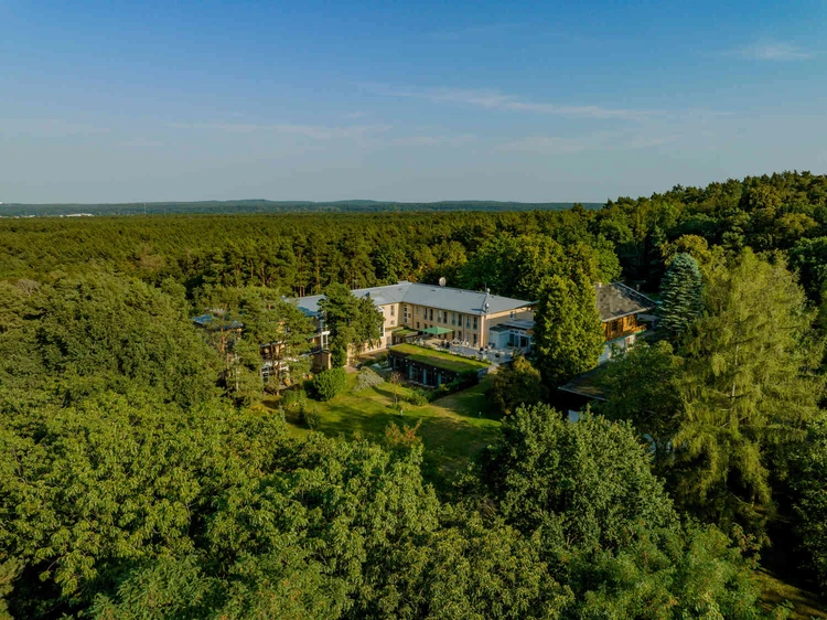 Luftaufnahme der Oberberg Fachklinik Potsdam mit Gartenanlage inmitten von Wald