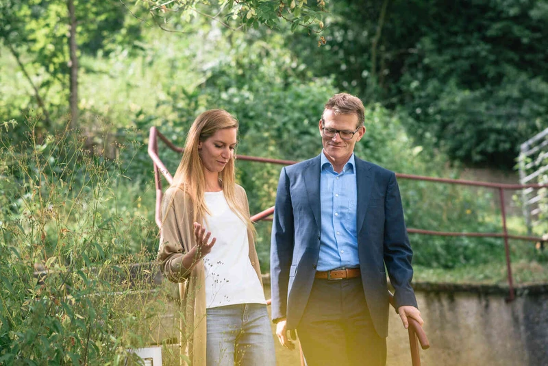 Ein Mann und eine Frau laufen eine Treppe im Park herunter